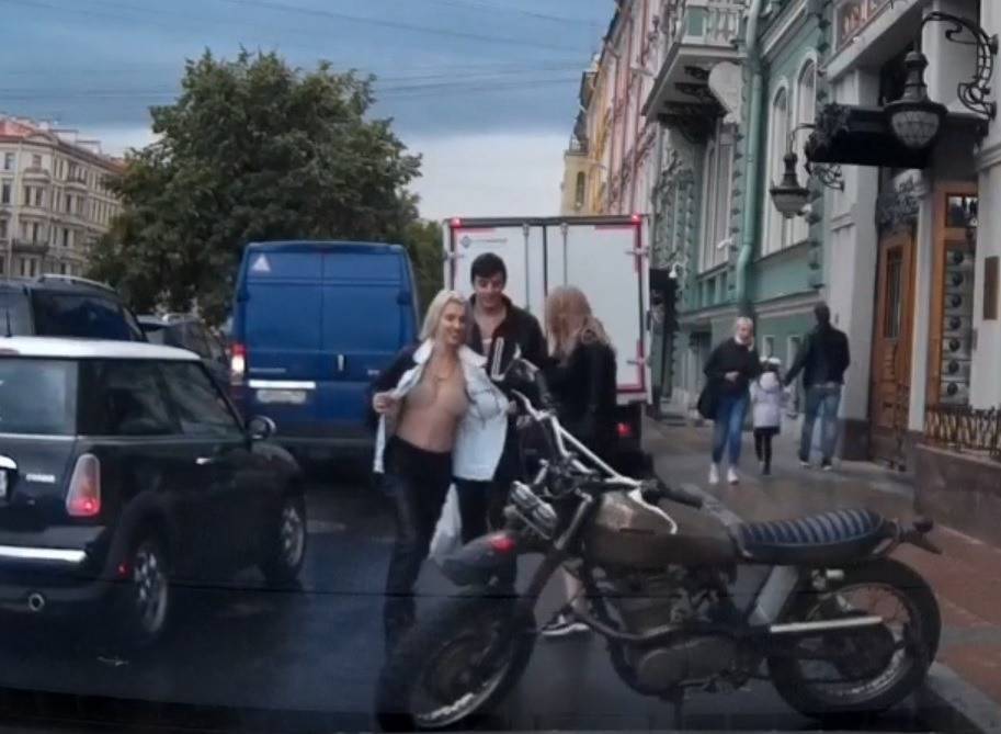 Петербурженка показывала оголенную грудь во время импровизированной фотосессии на мотоцикле — видео