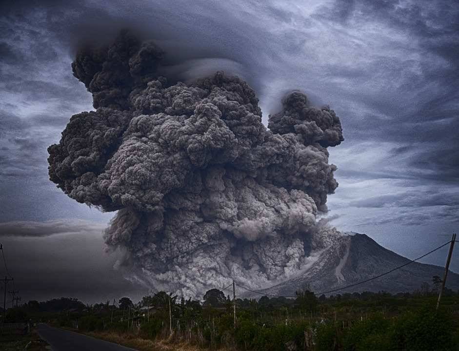 Российские ученые выяснили причину извержения вулкана Райкоке