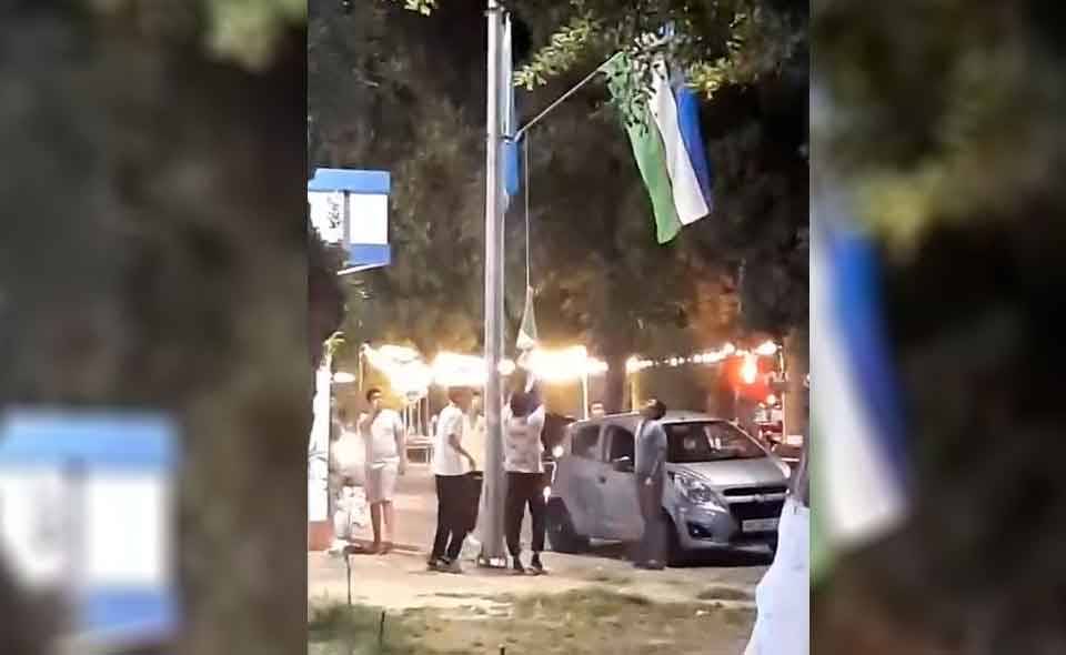 Узбекистанцев, которые воровали флаги со столбов, "предупредили об административной ответственности"
