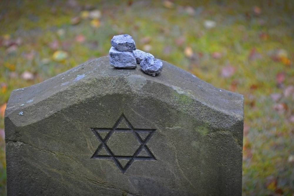 Вандалы раскопали место захоронения жертв Холокоста под Ровно