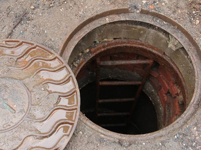 В Челябинской области проводят проверку по факту падения ребенка в канализационный колодец
