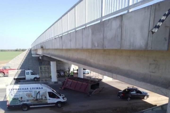 Под Волгоградом рабочий не опустил кузов самосвала и протаранил мост