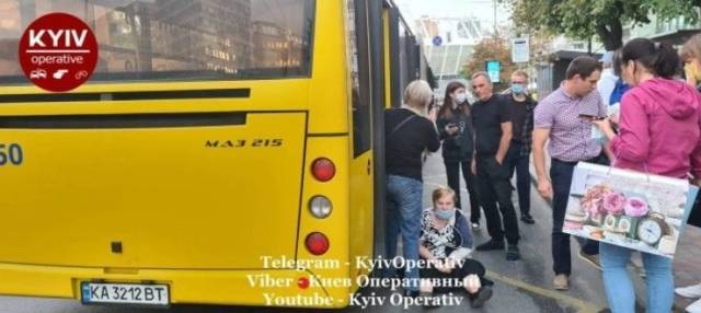 В столице пассажирка автобуса застряла в дверях: женщину протащило несколько метров