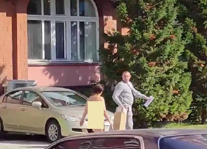 Голая женщина в Новосибирске гуляла по улицам и нападала на мужчин