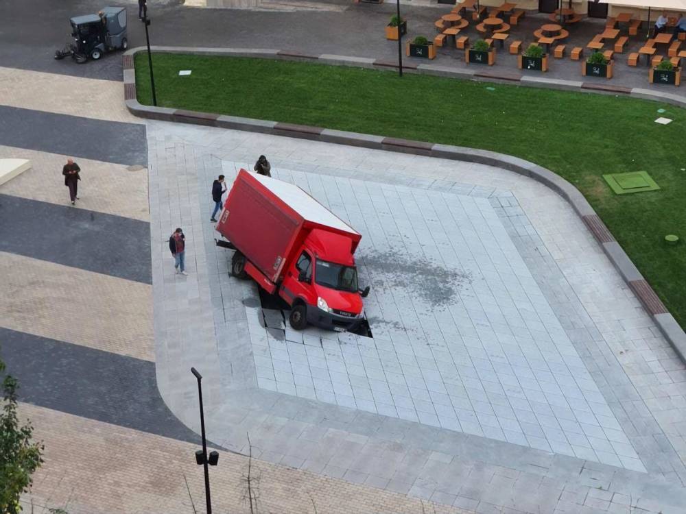 В центре Киева грузовик провалился в фонтан, который только вчера открыли