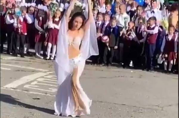 Исполнившая танец живота на линейке в День знаний учительница извинилась