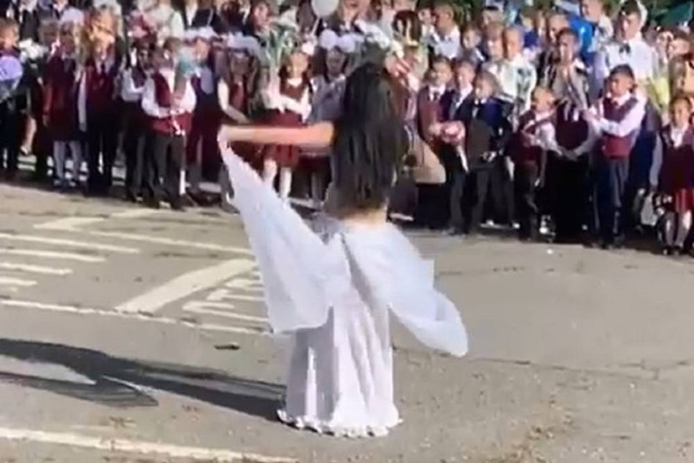 Хабаровская учительница извинилась за танец живота на линейке