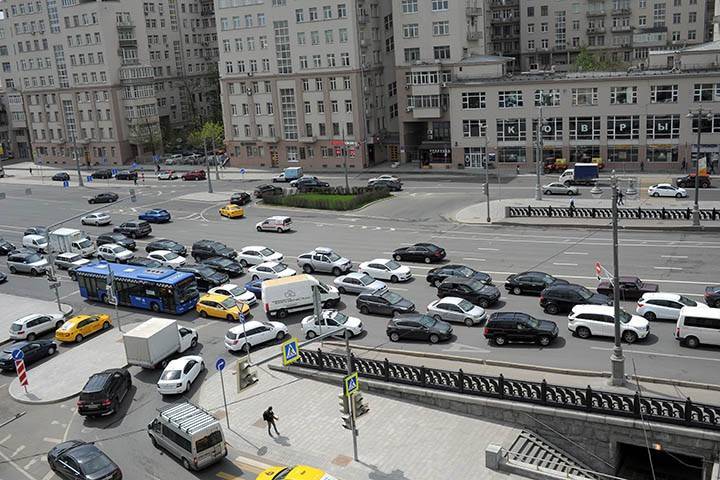 Движение восстановлено в центре Москвы после ДТП с двумя автомобилями