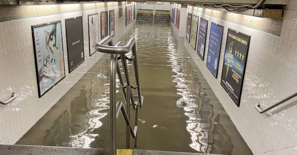 В Нью-Йорк пришел ураган &quot;Ида&quot;: затоплено метро, есть погибшие (ВИДЕО)