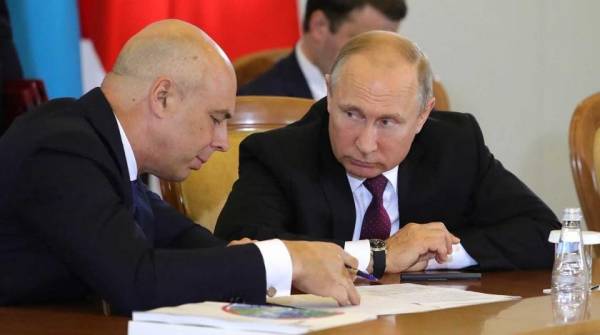 “Проблем много”: Путин строго одернул министра и не дал ему ответить