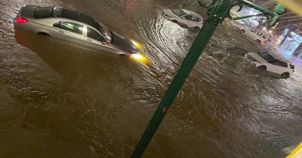Наводнение в Нью-Йорке: погибли 9 человек, вода затапливает метро и дома (видео)