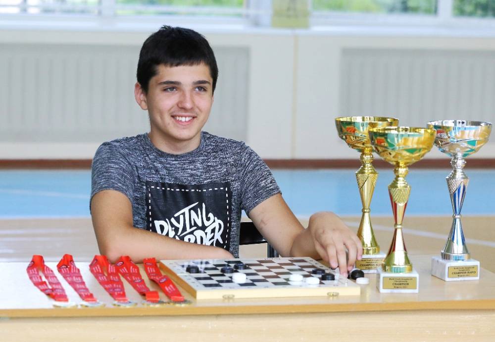 «Рассчитывал достойно сыграть и показать свой уровень». Гродненец Георгий Выдерко стал абсолютным чемпионом мира по шашкам-64 в Болгарии