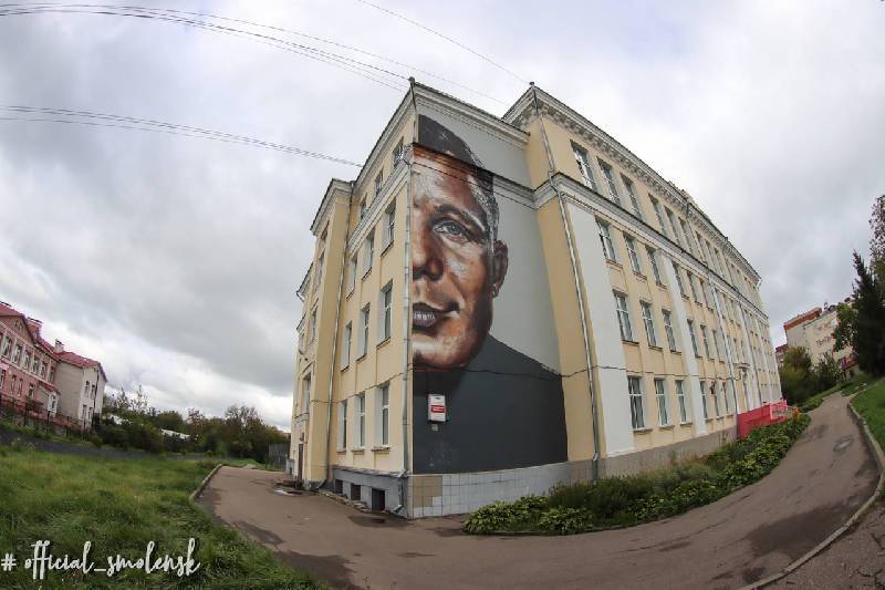 В Смоленске портрет Юрия Гагарина появился на стене школы