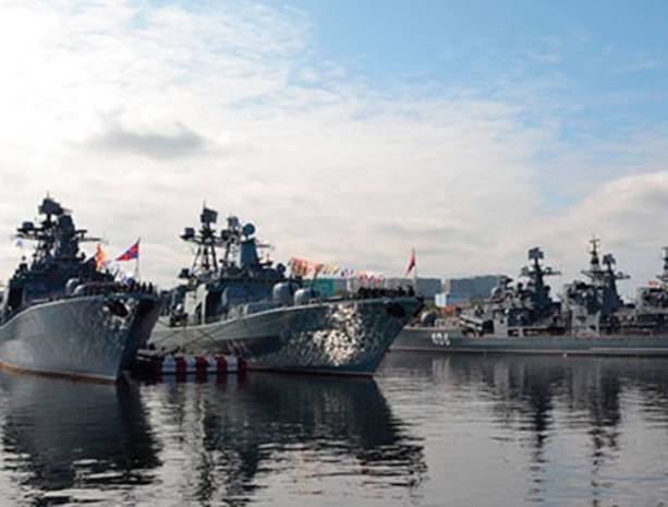 Командующий Северным флотом поздравил военнослужащих гвардейских частей с Днём российской гвардии