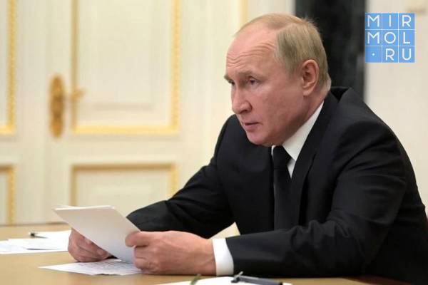 Владимир Путин ушел на самоизоляцию из-за случаев заболевания коронавирусом в его окружении