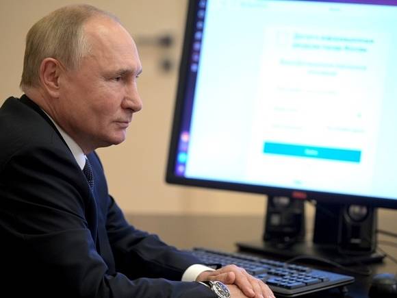 Уникальное видео: Путин пользуется интернетом. В соцсетях ролик разобрали буквально по кадрам и нашли много интересного и даже загадочного