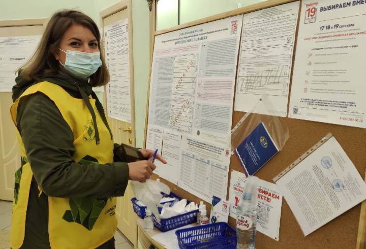 Волонтеры молодёжного центра на выборах помогают избирателям Волосовского района