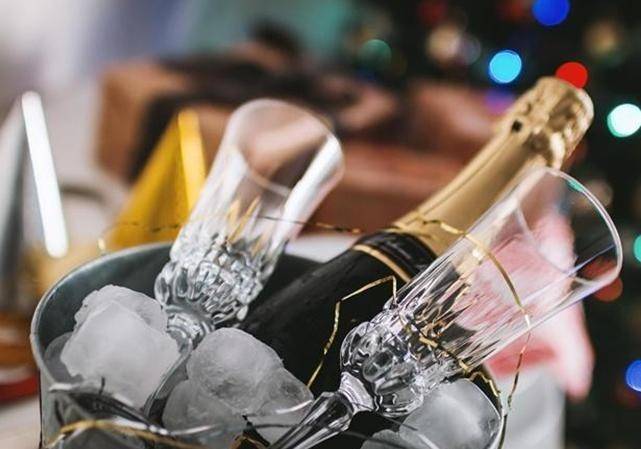 Франция прогнулась под Россию: французское шампанское в РФ будут официально называть "игристым"