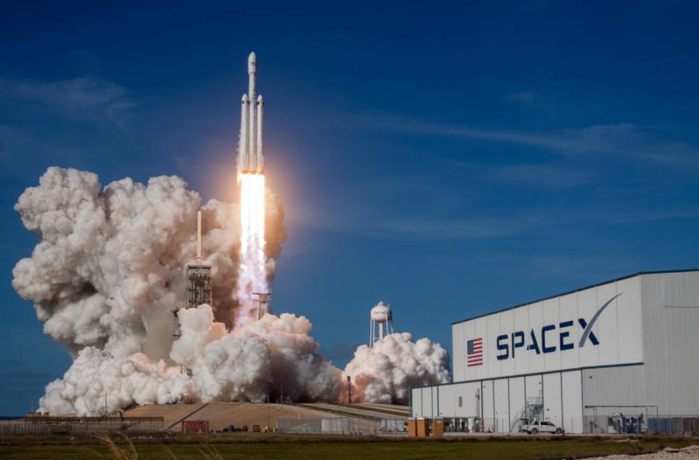 SpaceX запустила космический корабль с первым гражданским экипажем