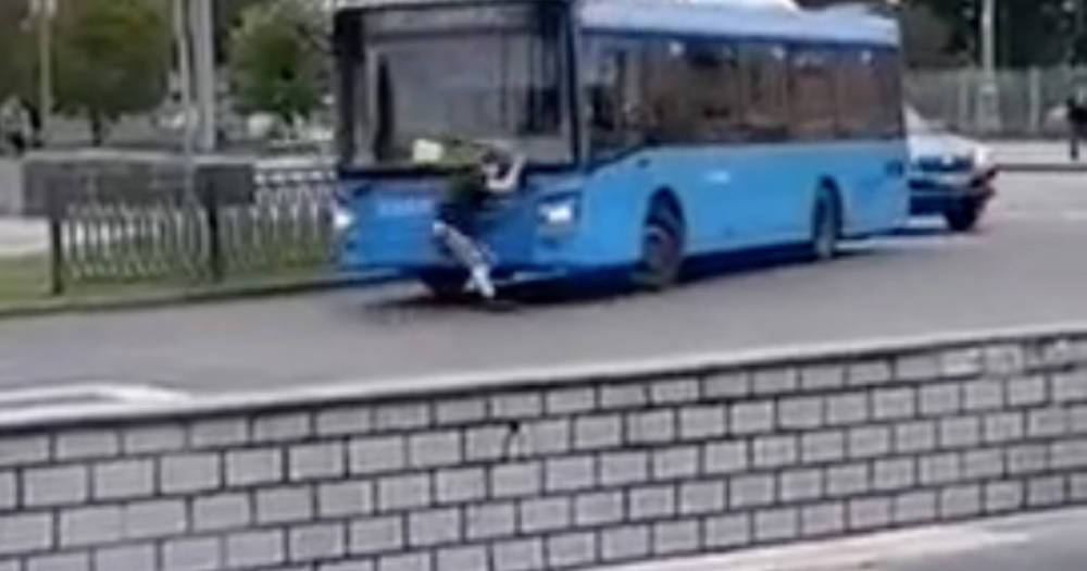 Мужчина попытался прыгнуть под колеса автобуса и рассмешил россиян