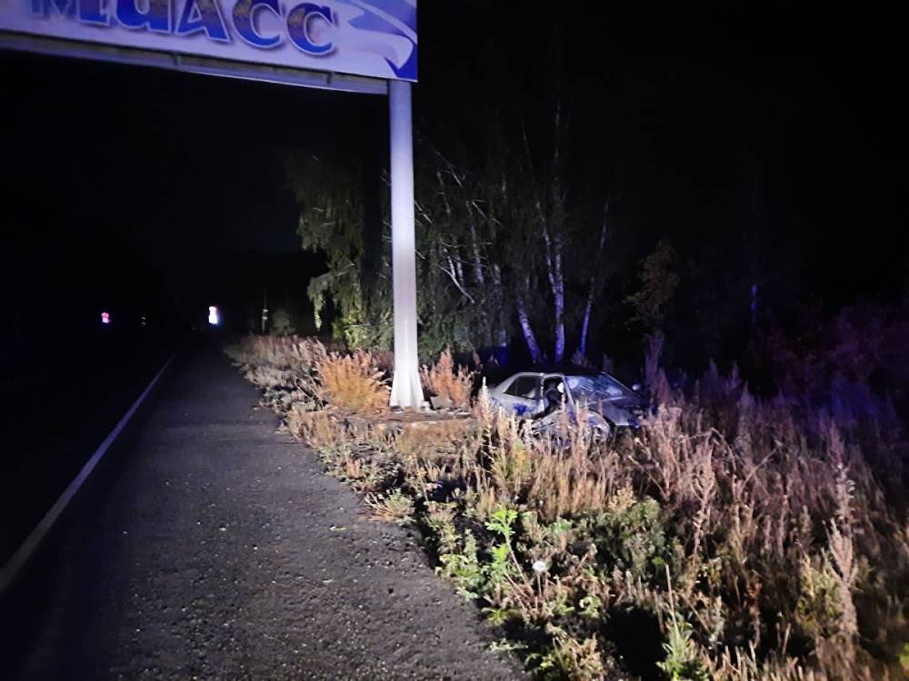 В Миассе ночью водитель на Mazda врезался в опору арки въезда в город и погиб