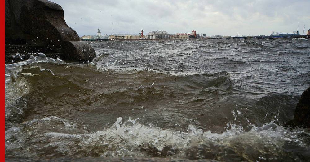 В Петербурге растет уровень воды из-за штормового ветра