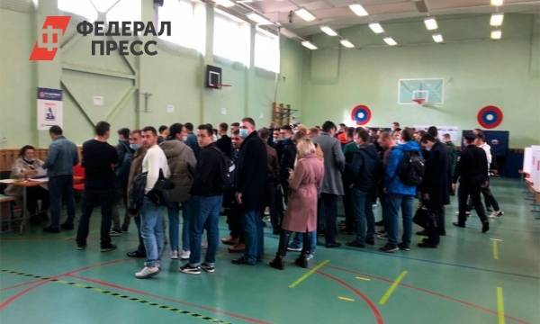 У избирательного участка в Петербурге собралась толпа желающих проголосовать: причины