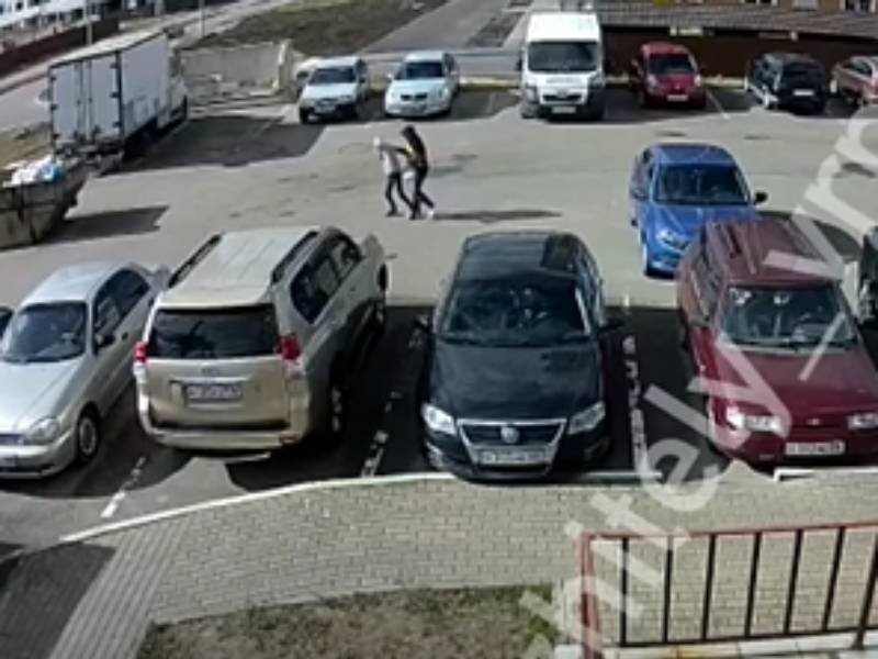 В Воронеже на видео попало нападение на 12-летнюю девочку