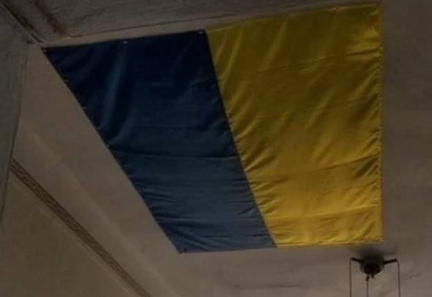 В Николаеве дырку в потолке райадминистрации закрыли флагом Украины (фото)