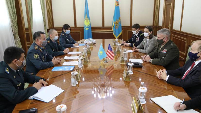 Министр обороны Казахстана обсудил с главой Центкома США ситуацию в Афганистане
