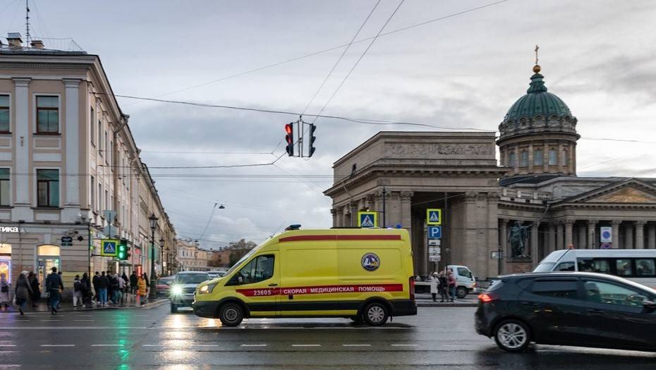 Смертность от коронавируса в Петербурге снизилась до недельного минимума