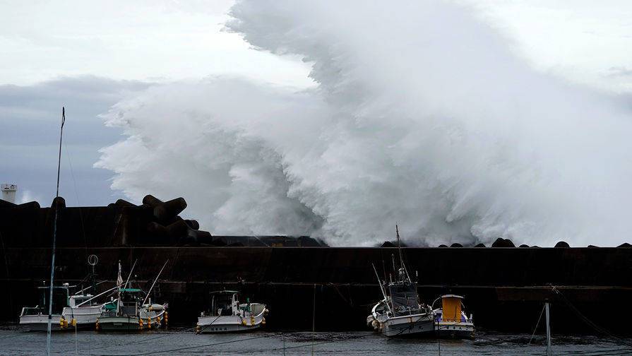На Японию обрушился мощный тайфун "Чанту"
