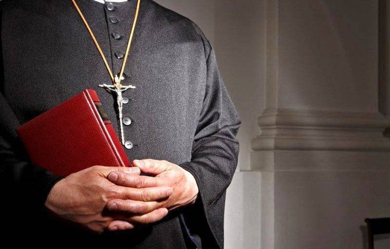 Священника арестовали за растрату пожертвований на наркотики и секс-вечеринки