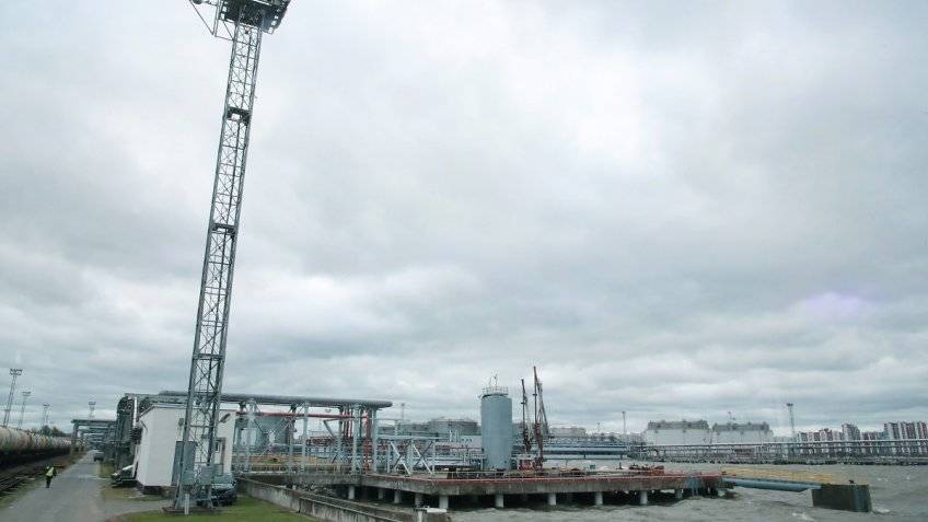 Экологичный нефтяной терминал начали строить в Большом порту Петербурга