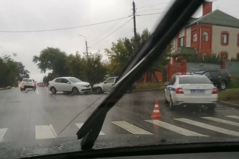 В Курске в аварии двух Renault Logan ранен пассажир