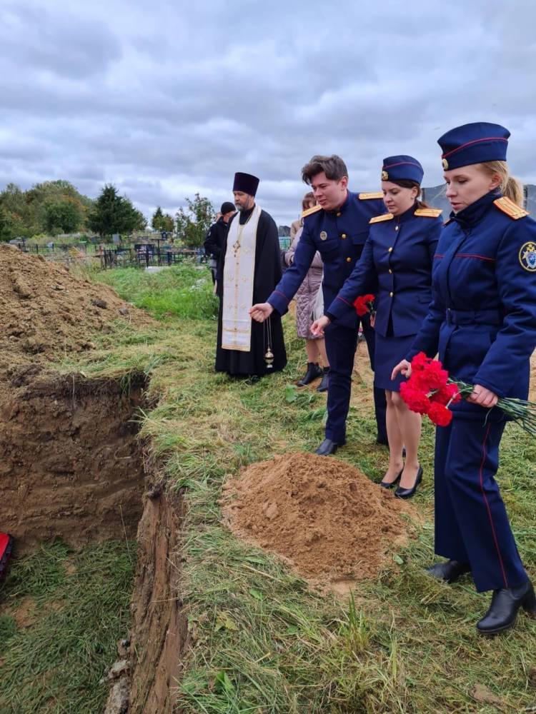 В Ломоносовском районе захоронили останки расстрелянных в годы войны мирных жителей