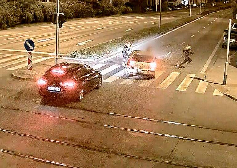 В Брно водитель сбил девушку на пешеходном переходе: видео