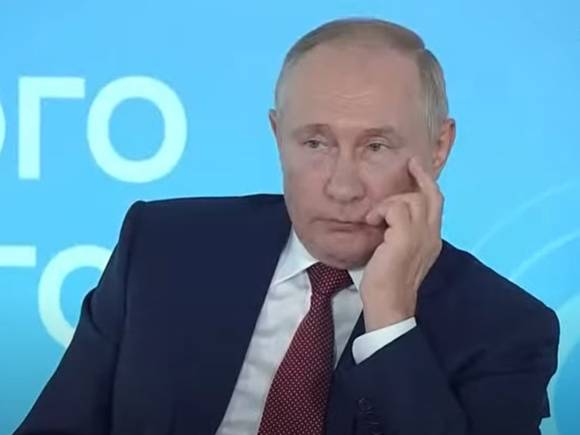 Самоизоляция Путина продлится минимум неделю