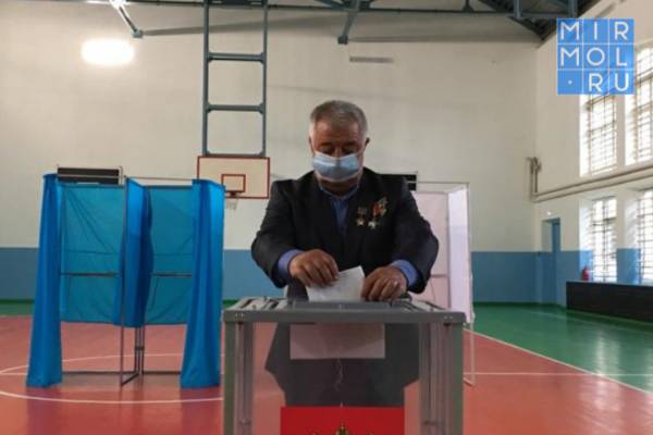 Ополченец Ахмед Саламов стал первым проголосовавшим на выборах в Кизляре