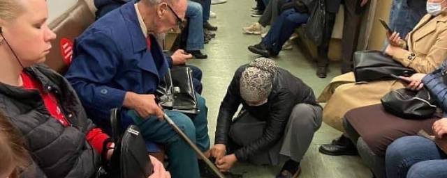 Пассажирка метро в Новосибирске помогла пожилому мужчине завязать шнурки