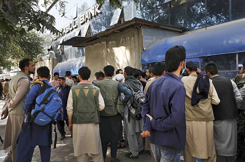 У банкоматов в Кабуле выстроились огромные очереди