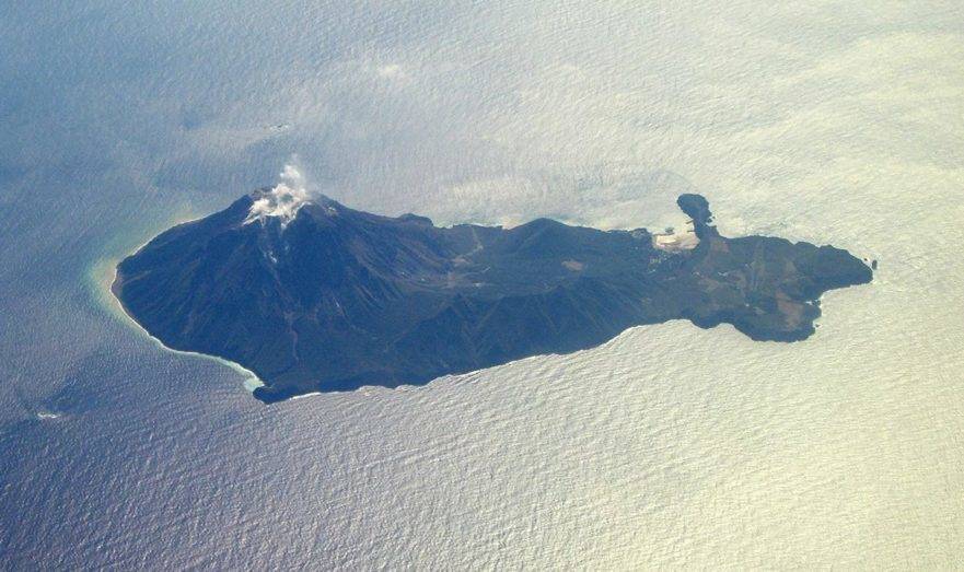 В Японии опасность извержения вулкана Митаке подняли до третьего из пять
