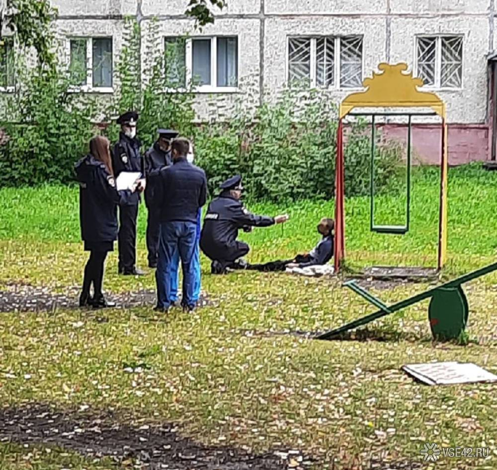 Мужчина скончался на детской площадке в Кемерове