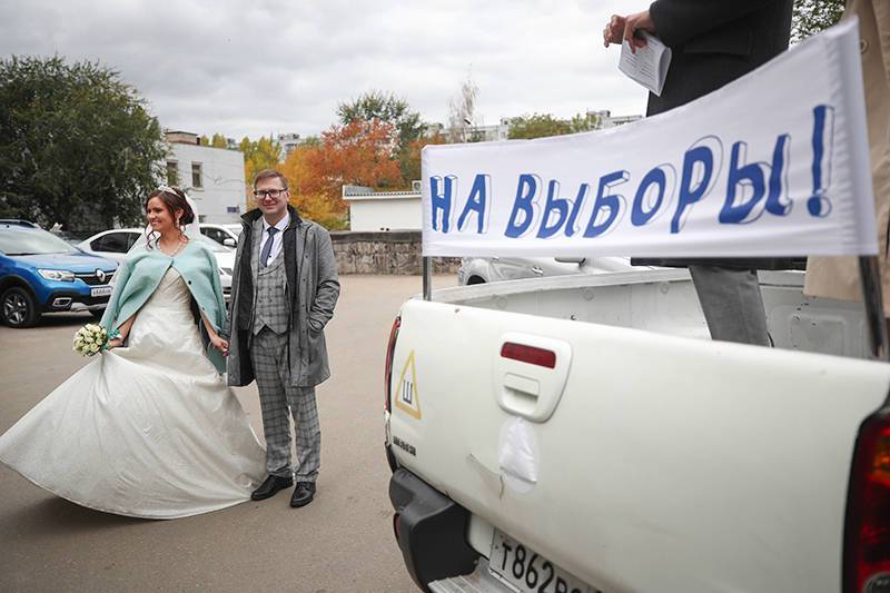 Молодожёны в Крыму приехали на избирательный участок прямо из загса