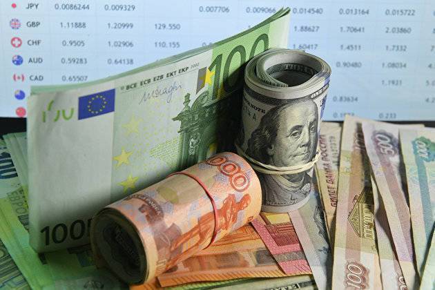 Рубль символически снижается к доллару и евро в начале торгов пятницы