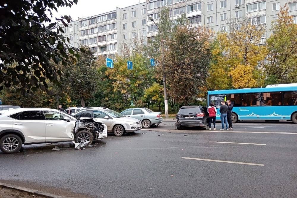 Из-за аварии с тремя автомобилями на проспекте в Твери собралась пробка