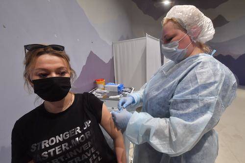 В России предложили обязать работодателей давать три выходных после прививок