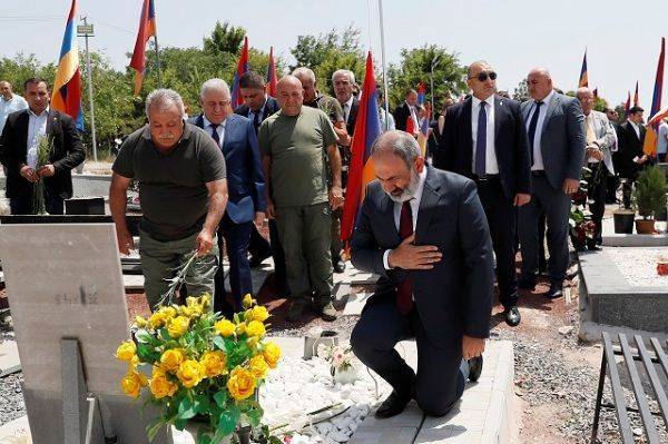 День независимости со слезами на глазах: руководство Армении посетило военный пантеон