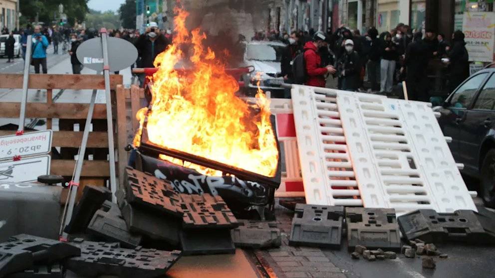 Массовые беспорядки и горящие баррикады: активисты AntiFa провели демонстрацию в Лейпциге