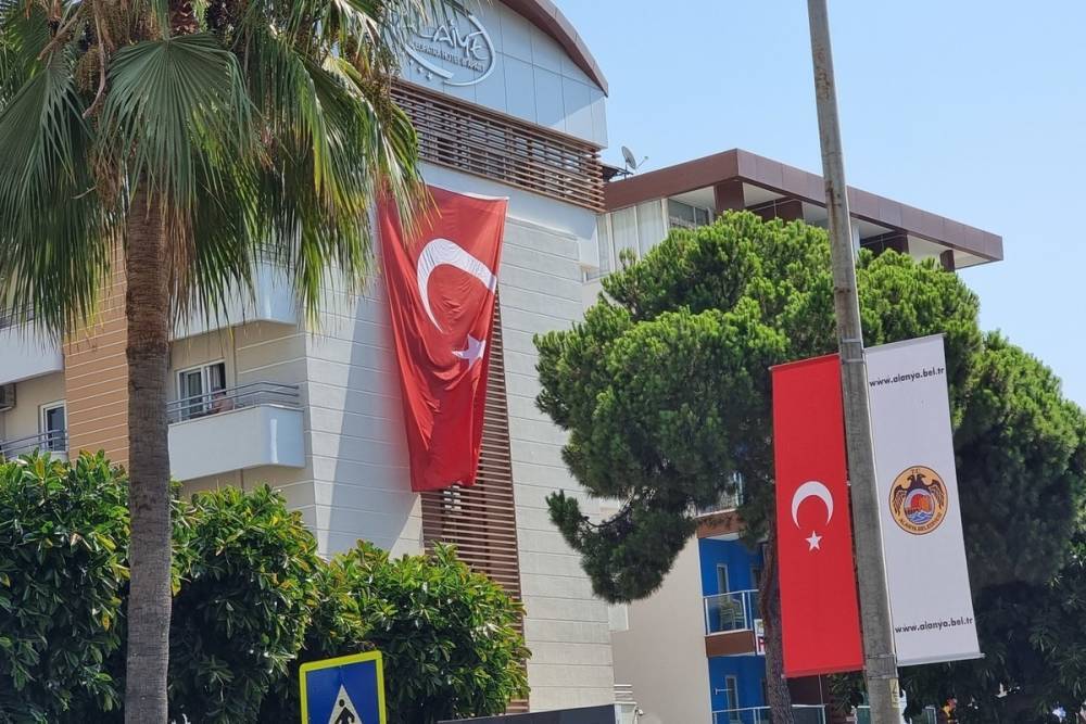 СК возбудил дело после смертельного отравления мальчика в Турции